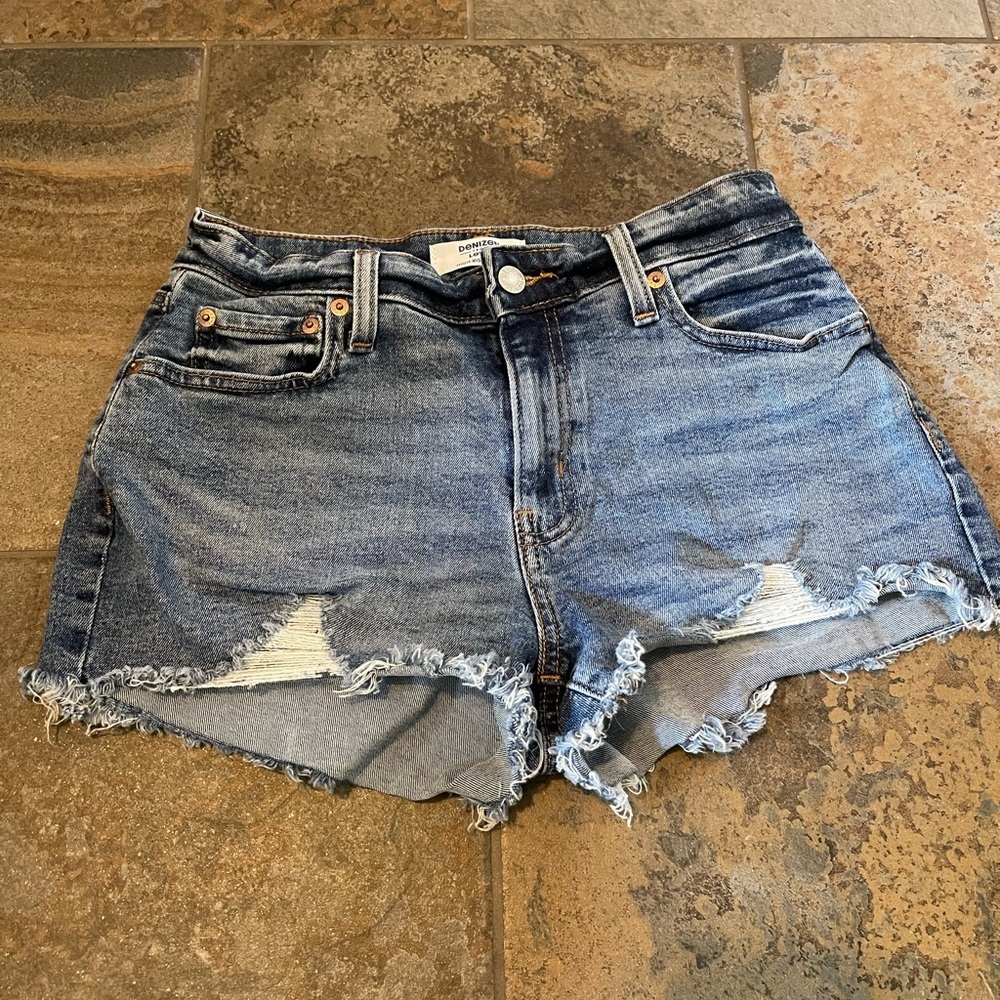 Size 6. Levi’s jean shorts. Very comfortable and great condition